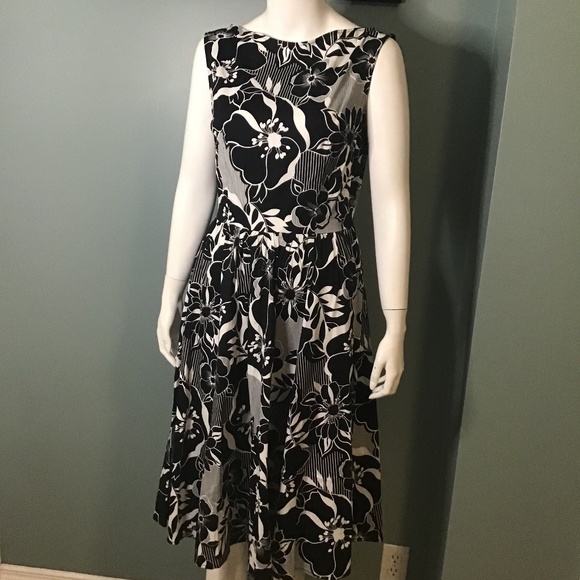 Black and White Floral Swing Dress NWOT - Picture 1 of 5